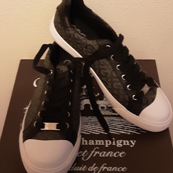Guess Shoes Size 8 Canvas Monogram Sneakers NWOT - Picture 4 of 16